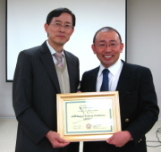 韓国国立慶北大学の景教授から認定証を授与